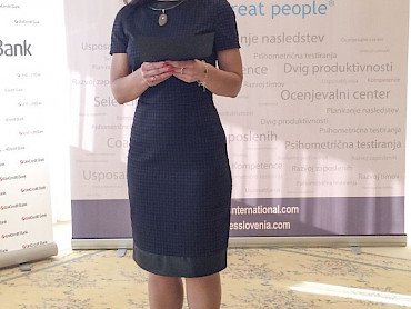 Suzi Asfour, poslovna asistentka